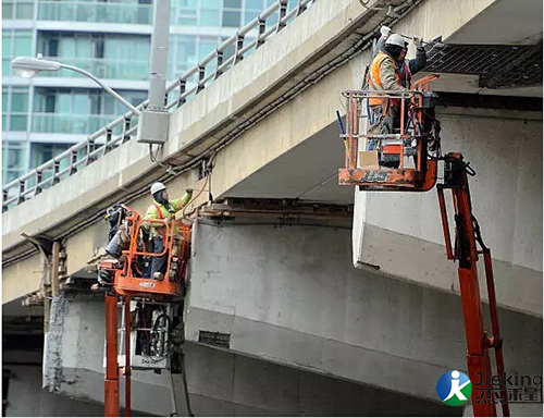 直臂式高空作業(yè)平臺應(yīng)用于廣州市橋梁“微改造”工程